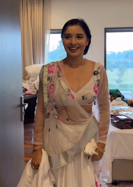 Tanya Mittal Enters House with 800 Sarees